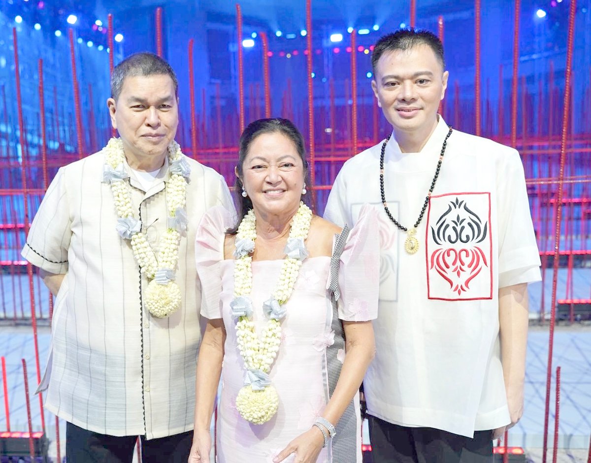 Suyen Corporation chief executive officer and chairman Ben Chan with First Lady Lisa Araneta-Marcos and Gino Gonzales.